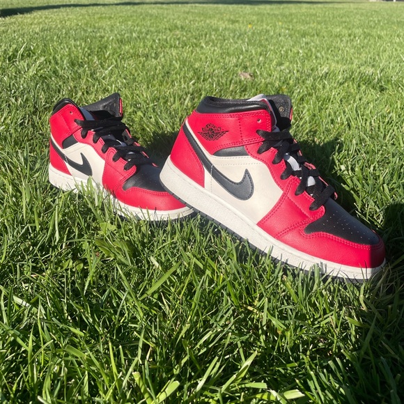 Air Jordan 1 Mid 'Chicago Black Toe' - Picture 3 of 4